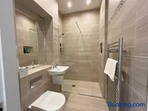 Duplex 2BR with Private Parking - Image 3