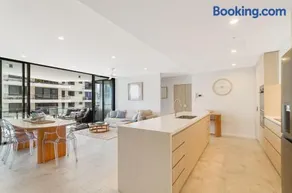 Sol 803 - Coolangatta Kirra Luxury - Linen Provided - Min. 3 Nights - Image 2