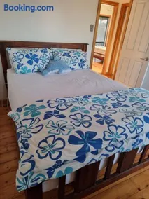 Located in tranquil street and only 200 metres from the beach - Image 4