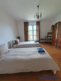 GOLDEN HILL - Elegant bright and spacious rooms with garden and shared kitchen a short walk from the supermarket - Image 2