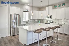 Modern & Spacious Houston Home - Pets Welcome! - Image 3