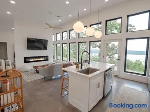 Luxury Lakeview Retreat - Image 2