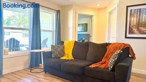 Super comfy King Bed - Great for Longer Stays! - Image 2