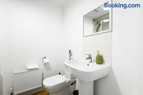LUX Dartford 5 bed home, 9 beds, sleeps 12, Free parking - Image 2