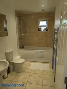 Peaceful Glastonbury Bungalow - Ideally Located - Image 2