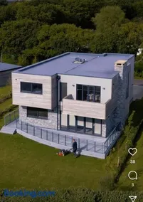 Modern 5 Bedroom Luxury Home with Sea Views and Hot Tub - Image 1