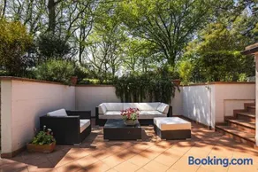 Designer Villa with Private Garden & Jacuzzi - Image 2