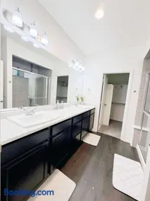 Den Haven Entire Home Near DIA With Three Bedrooms And Private En Suite Baths - Image 2