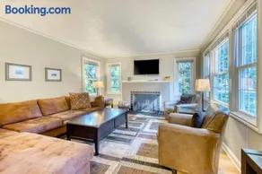 Cheerful home with patio & yard - walk to parks trails & Hayward Field - Image 2