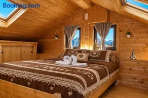 Panoramic Stay with Free Parking & Ski Slopes - Image 1