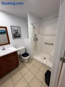 Charming Apartment downtown Montreal with Parking & Pet-Friendly - Image 3
