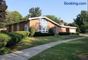 Cheerful 4 bedroom bungalow with indoor fireplace - Image 3