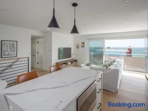 Renovated 2BR Steps from the Pacific with AC Parking - Image 1
