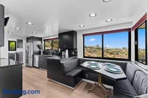 Luxury Hilltop Getaway Scenic Views - Image 3
