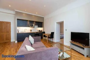No4 The Warwick Apartment - Image 2