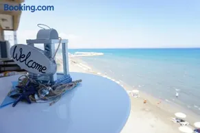 Lazuli Sea View-Beachfront Ap 405 - Image 2