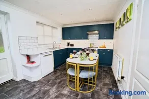 Spacious 4 Bed Detached with Free Parking Sleeps 11 - Image 2