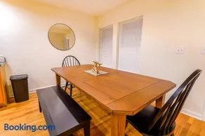 Saratoga Serenity: Charming Rental Nearby Downtown - Image 4