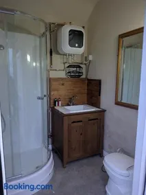 Merryfield Farmhouse Country Escape - Image 3