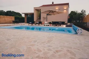 Cozy country home with heated outdoor pool - Image 2