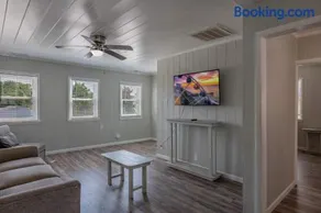 Immaculate Home With Putting Green and Private Pool! Pet Friendly 6 Bedroom- 4 Bath Duplex A&B - Image 3