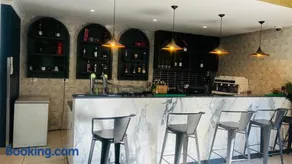Luxury 1-Bedroom Apartment in Fourways-Sandton with FREE Gym, swimming Pool and Restaurant - Image 3