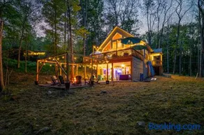 Chalet with Hot Tub, Game, Movie Room, Lake and Pool Access - Image 4