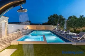 Apartment Miruna s bazenom i jakuzijem - Image 1