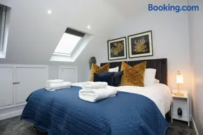 Aisiki Apartments at Stanhope Road, North Finchley, Airconditioned 3-Bedroom and 2-Bathroom, Pet-Friendly Duplex Flat, King or Twin Beds, with Free WiFi - Image 2