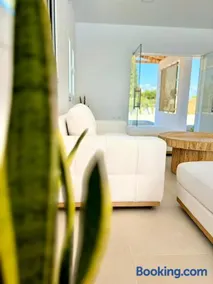 Blue Summer Luxury Suites - Image 5