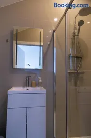 Largigi Rooms centre of Lyme Regis Close to the Beach and Town Centre - Image 3