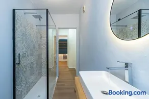 Como Lake Suite , Parking , 500m Train Station, 1km Lake - Image 2