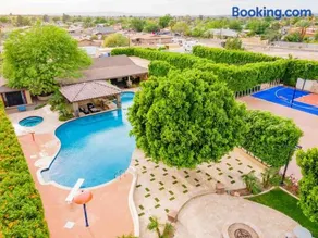 Private Urban-Oasis w Resort Pool - Image 3