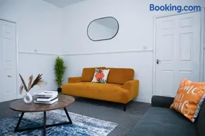 Contractor-Friendly 3Bed & Holiday Let - Walk to Metro - Free Driveway Parking, Sleeps 6 - Close to City Centre - Image 1