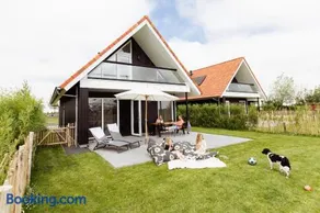 Vakantiehuis aan het water met omheinde tuin - Image 1