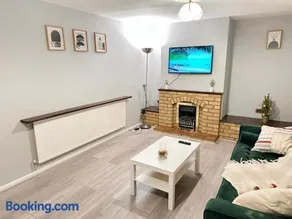 Spacious Luton Airport Accommodation - Perfect for Contractors, Families, Tourists & Long Stays - Image 5