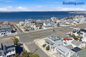 3 Bedroom 2 bath Beach House condo- 10 houses from the beach walk to the beach, where every fisherman's paradise begins - Image 2