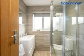 6 Bedroom, 2 Bathroom Modern, Spacious Home - Image 2