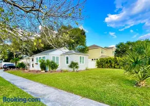 Cozy sanctuary minutes from the bay and beaches - Image 3