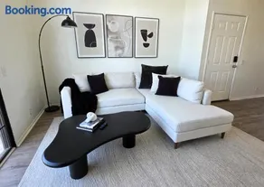 Stylish 2 Bedroom plus Loft with Rooftop Patio and Views Near Beverly Hills, Walk to Restaurants and Markets - Image 2