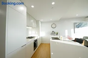 Luxury 3BRM Condo Pool Yoga Gym 2-Carport BoxHill - Image 3