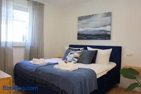 Großes Apartment mit Küche, Dusche, Badewanne, Balkon, Parkplatz vor dem Haus, ruhig gelegen, ADA4 - Image 2