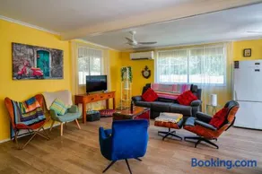 Yellow Cottage - bush and beach - Image 2