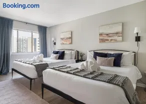 Cozy Oasis Sleeps 7 King Bed Prime Location - Image 3