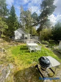 Cozy Guesthouse with Terrace, BBQ & Lake Access - Image 1