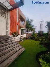 Green Courtyard Luxury Villa - Image 3