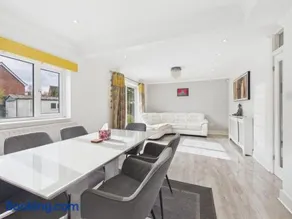 Modern & Cosy Home with Free Parking and Wifi - Image 3