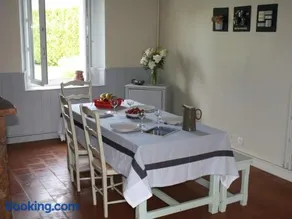 Gîte chaleureux avec jardin arboré, terrasse, salle de jeux et parking privé à Pré-Saint-Évroult. - Image 4