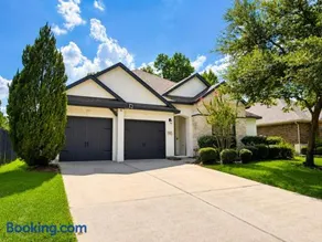 The Woodlands 4BR 3BA One Story Retreat w Dual Shower, EV Friendly, Baby Crib, and Grill - Image 1
