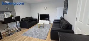 Reardon near warwick hospital, free parking, fast wifi, sleeps 5 - Image 2
